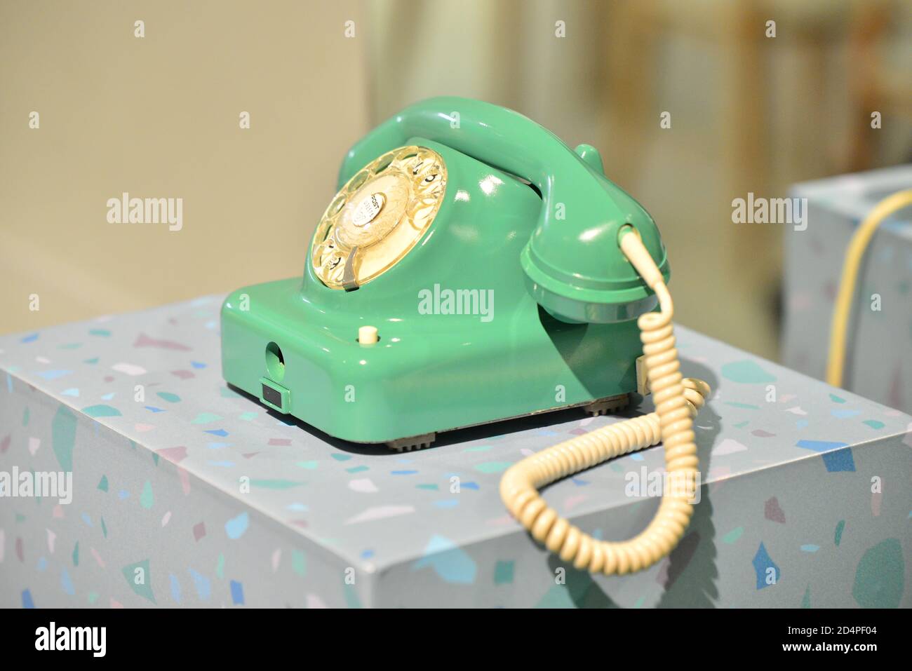 Vecchio telefono verde con cavo color crema Foto Stock