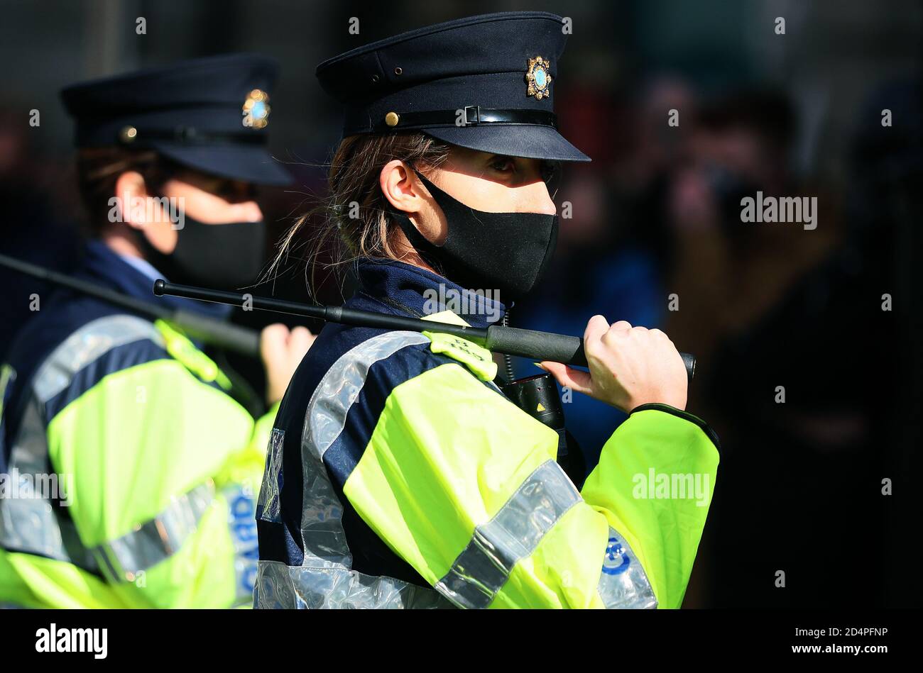 I membri di un Garda assistono a una protesta anti-blocco fuori dalla Leinster House, Dublino, mentre l'Irlanda continua ad essere in un blocco di coronavirus di livello 3 a livello nazionale. Foto Stock