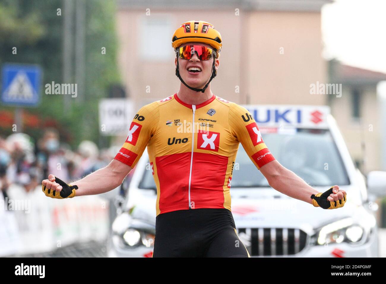 buja, Italia, 10 Ott 2020, Andreas Leknessund - uno XPro Cycling Team esultando a Buja per la leadership durante Under 23 Elite - gara in linea - gara su strada San Vito al Tagliamento - Buja, Street Cycling - Credit: LM/Luca Tedeschi/Alamy Live News Foto Stock