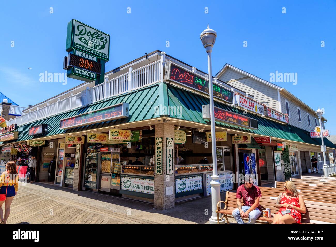 Ocean City, MD, USA - 26 maggio 2018: Negozi, negozi e ristoranti attraggono visitatori sulla passeggiata di Ocean City. Foto Stock