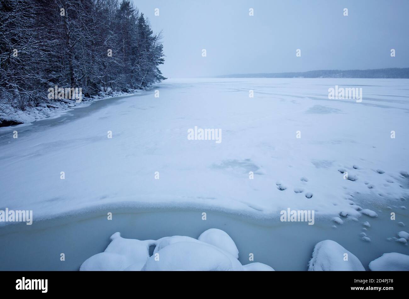 Lago ghiacciato, neve sgranata e maltempo a Inverno , Finlandia Foto Stock