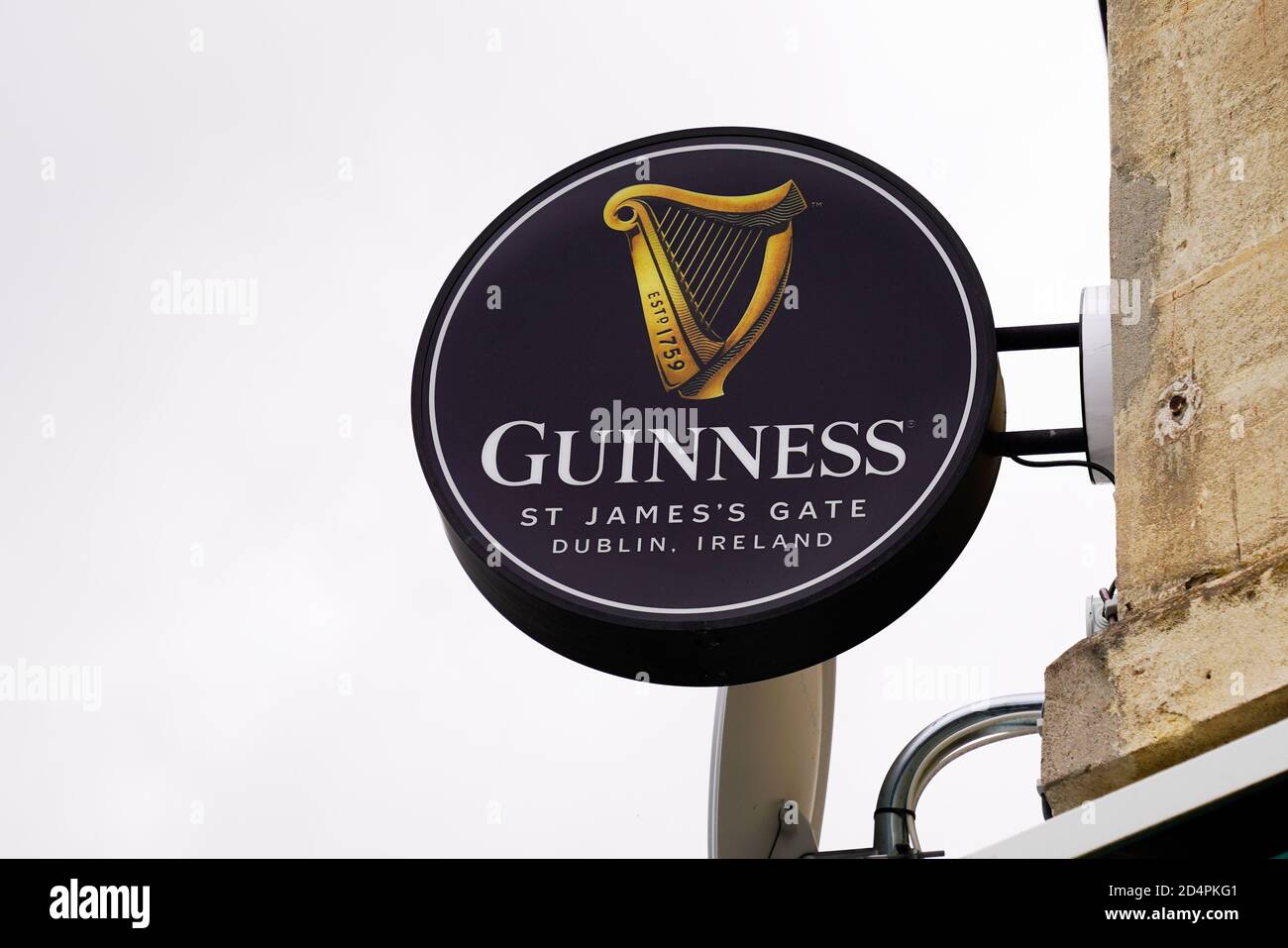 Bordeaux , Aquitaine / Francia - 10 01 2020 : testo del segno di guinness e logo della birra irlandese sulla parete edificio ristorante pub bar Foto Stock