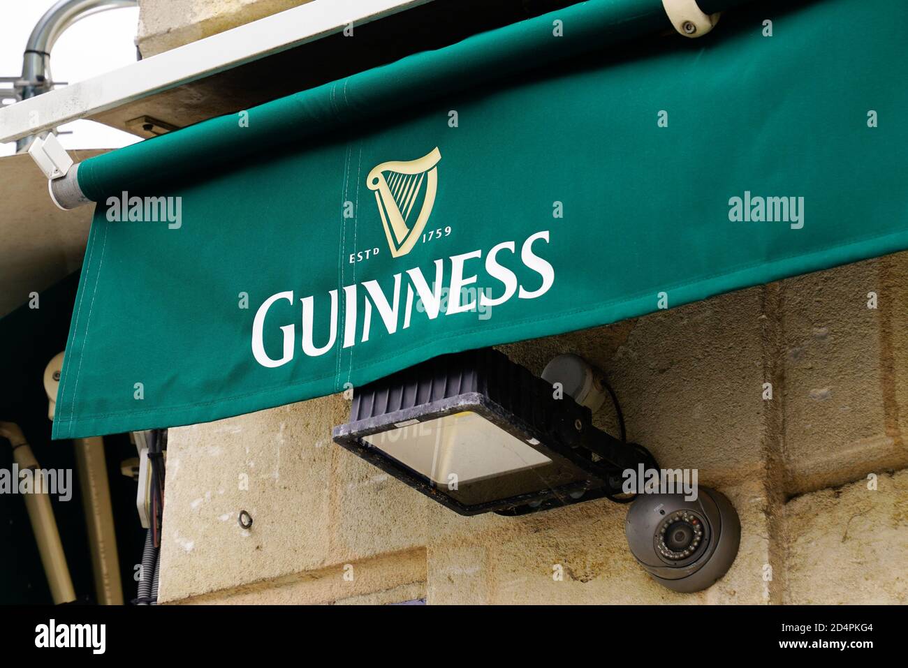 Bordeaux , Aquitaine / Francia - 10 01 2020 : testo del cartello della birra guinness e logo davanti all'edificio del pub bar ristorante Foto Stock