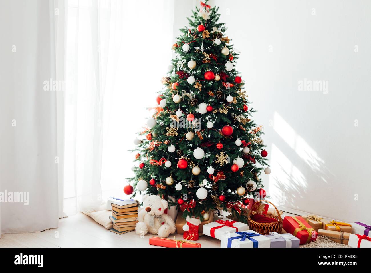 Albero di Natale vicino alla finestra con decorazione regalo per il tessera  vacanze interne per il nuovo anno Foto stock - Alamy