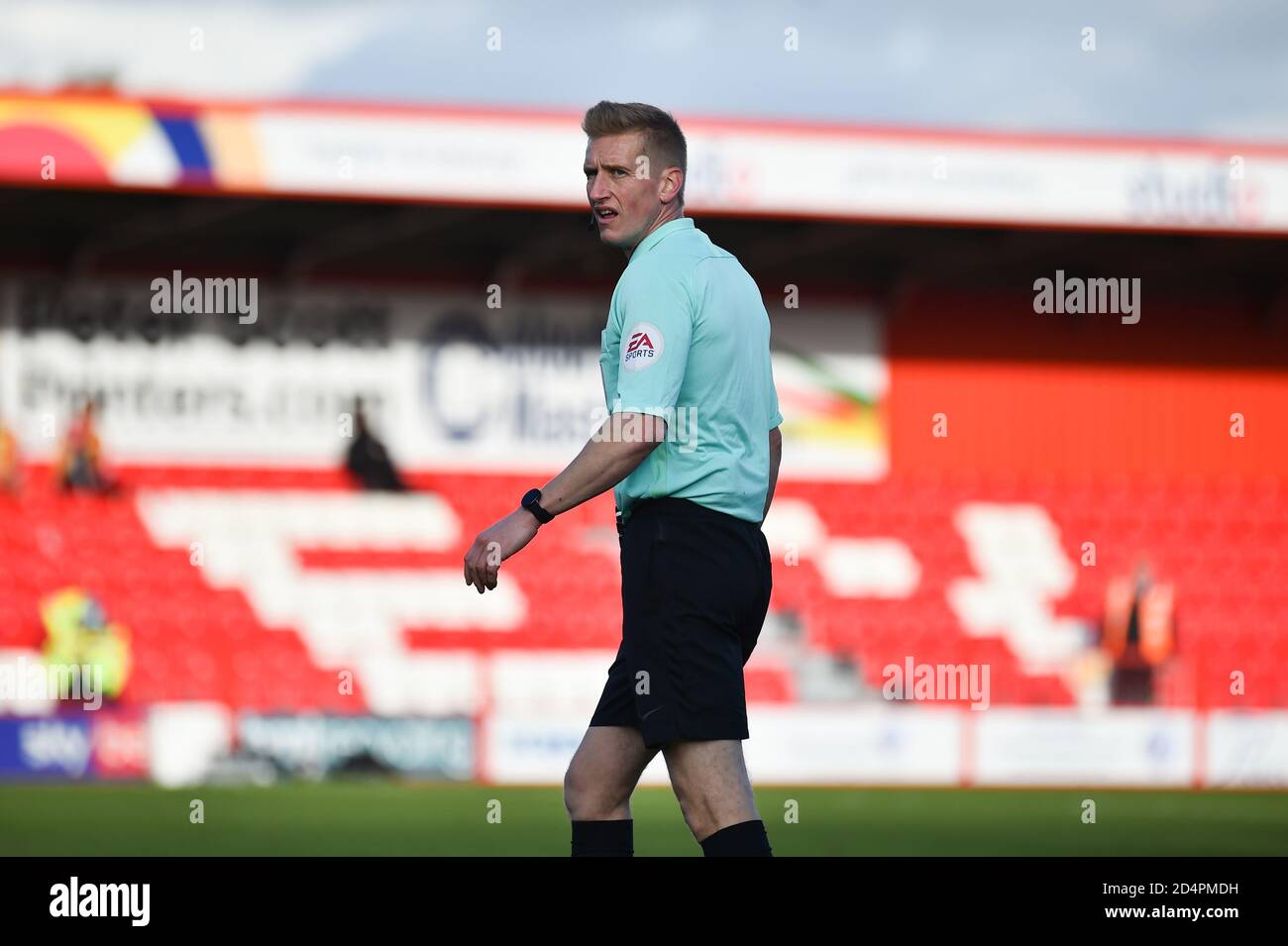 Scott Oldham, arbitro della partita durante la partita Sky Bet League 1 tra Accrington Stanley e Rochdale allo stadio Wham di Accrington, sabato 10 ottobre 2020. (Credit: Pat Scaasi | MI News) Credit: MI News & Sport /Alamy Live News Foto Stock
