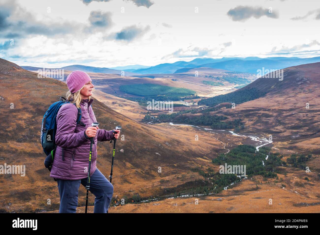 Walker sulle colline che guardano indietro verso Glen Lui ad Aberdeenshire, Scozia, Regno Unito Foto Stock