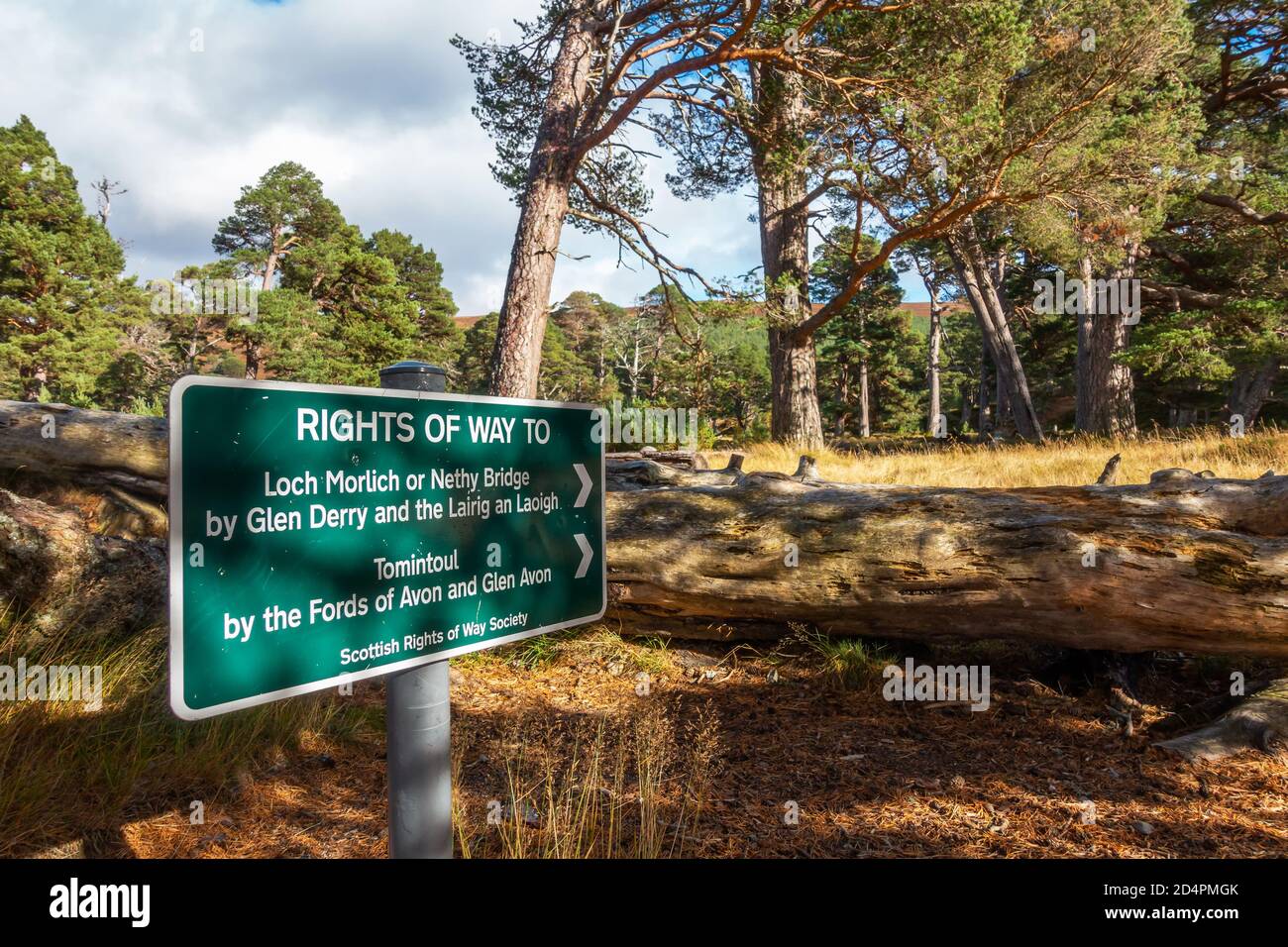 La Scottish Rights of Way Society firma Glen Lui che segna il percorso per Loch Morlich, il Ponte di Nethy e Tomintoul Foto Stock