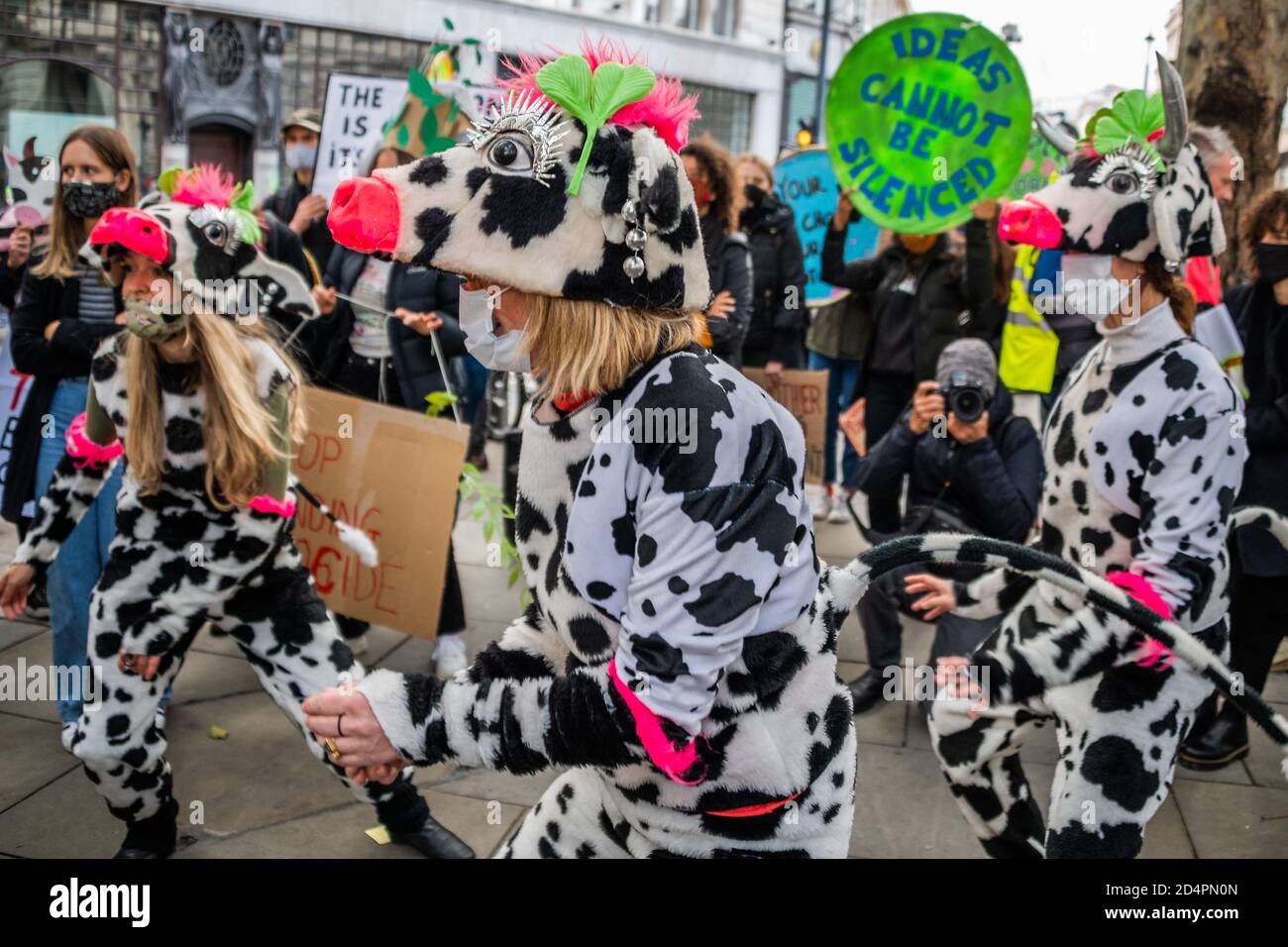 Londra, Regno Unito. 10 Ott 2020. Ecocide sufficiente - la ribellione estinzione protesta per la distruzione della foresta amazzonica presso l'Ambasciata Brasiliana. Ciò ha fatto parte di una giornata globale di azione per l'Amazzonia. Credit: Guy Bell/Alamy Live News Foto Stock