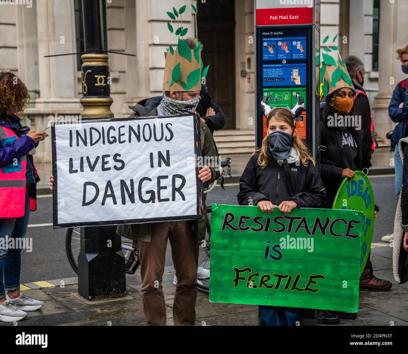 Londra, Regno Unito. 10 Ott 2020. Ecocide sufficiente - la ribellione estinzione protesta per la distruzione della foresta amazzonica presso l'Ambasciata Brasiliana. Ciò ha fatto parte di una giornata globale di azione per l'Amazzonia. Credit: Guy Bell/Alamy Live News Foto Stock