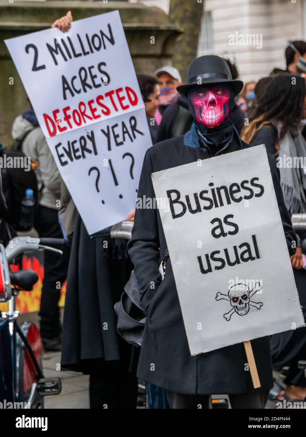 Londra, Regno Unito. 10 Ott 2020. Ecocide sufficiente - la ribellione estinzione protesta per la distruzione della foresta amazzonica presso l'Ambasciata Brasiliana. Ciò ha fatto parte di una giornata globale di azione per l'Amazzonia. Credit: Guy Bell/Alamy Live News Foto Stock