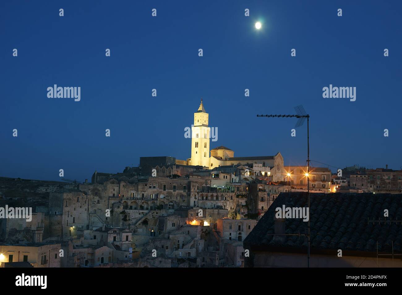 Vista di Matera di notte, Basilicata, Italia, Europa Foto Stock