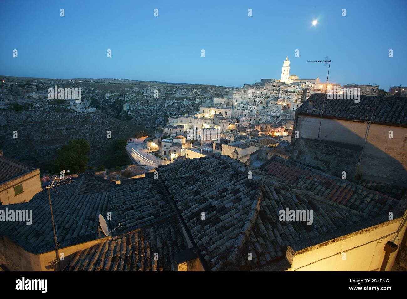 Vista di Matera di notte, Basilicata, Italia, Europa Foto Stock