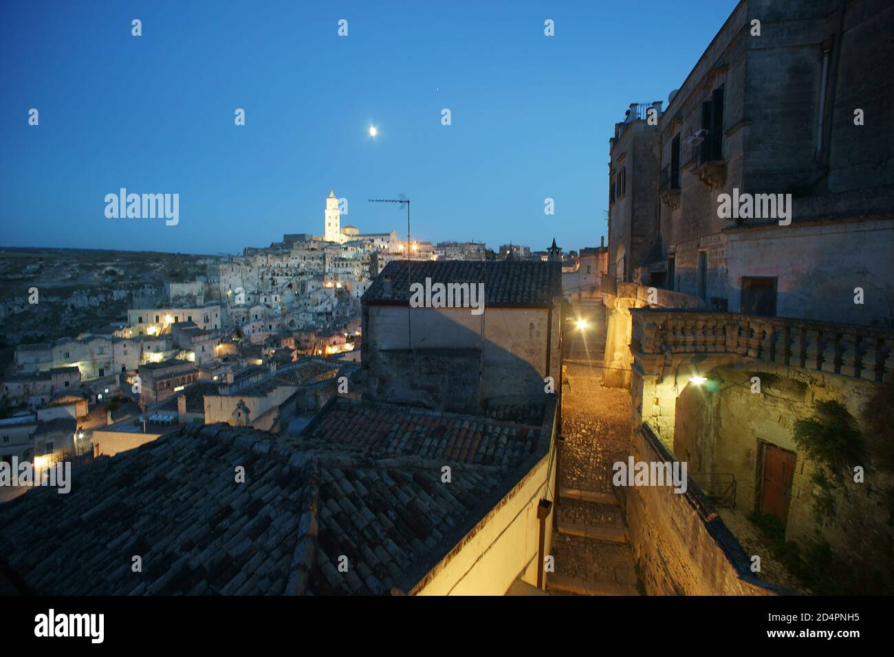 Vista di Matera di notte, Basilicata, Italia, Europa Foto Stock