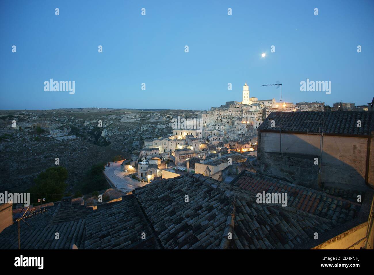 Vista di Matera di notte, Basilicata, Italia, Europa Foto Stock