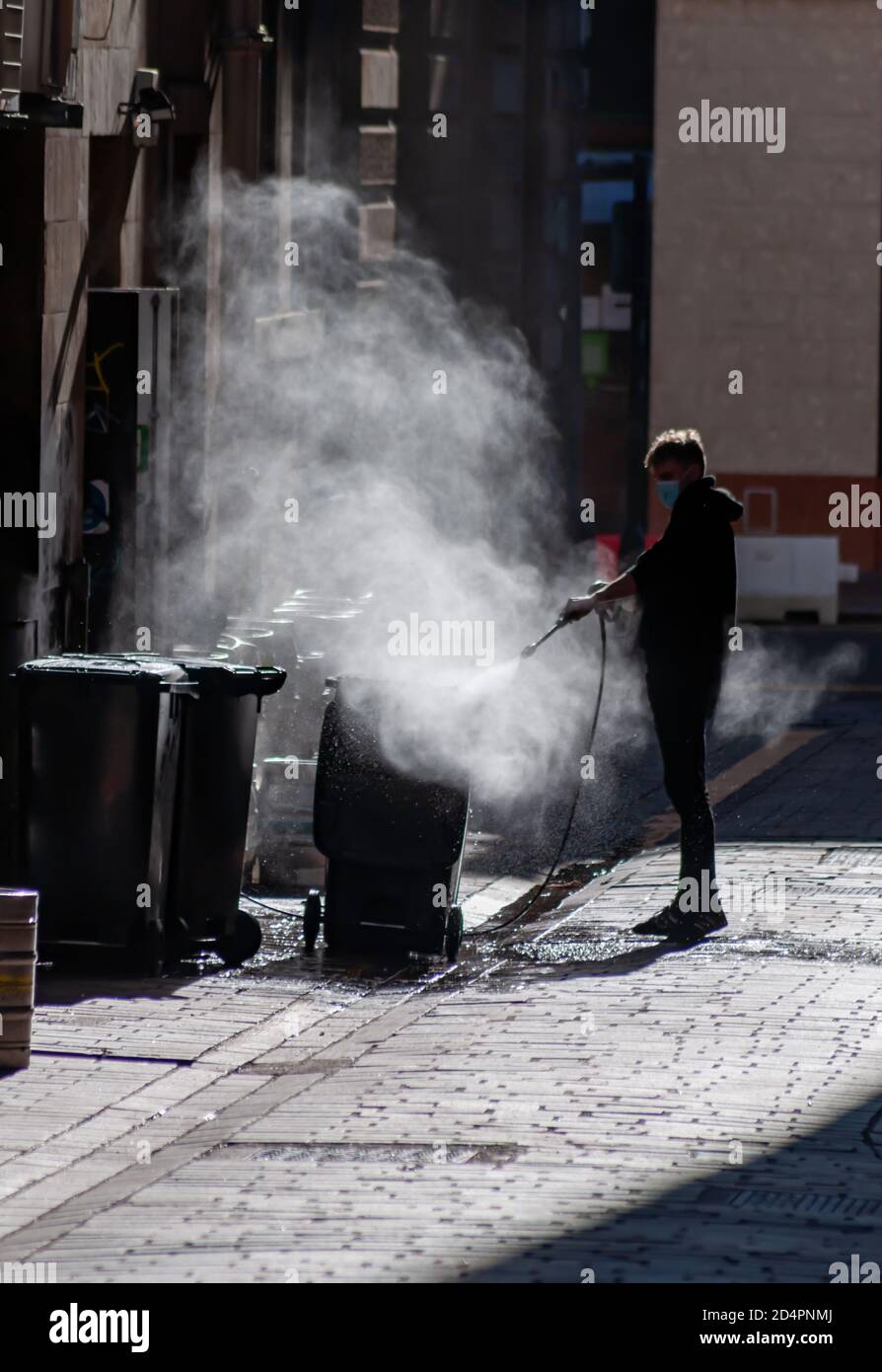 Glasgow, Scozia, Regno Unito. 10 ottobre 2020. La pulizia inizia il giorno dopo l'entrata in vigore delle nuove restrizioni del coronavirus che hanno chiuso tutti i ristoranti e i pub della cintura centrale. Credito: SKULLY/Alamy Live News Foto Stock