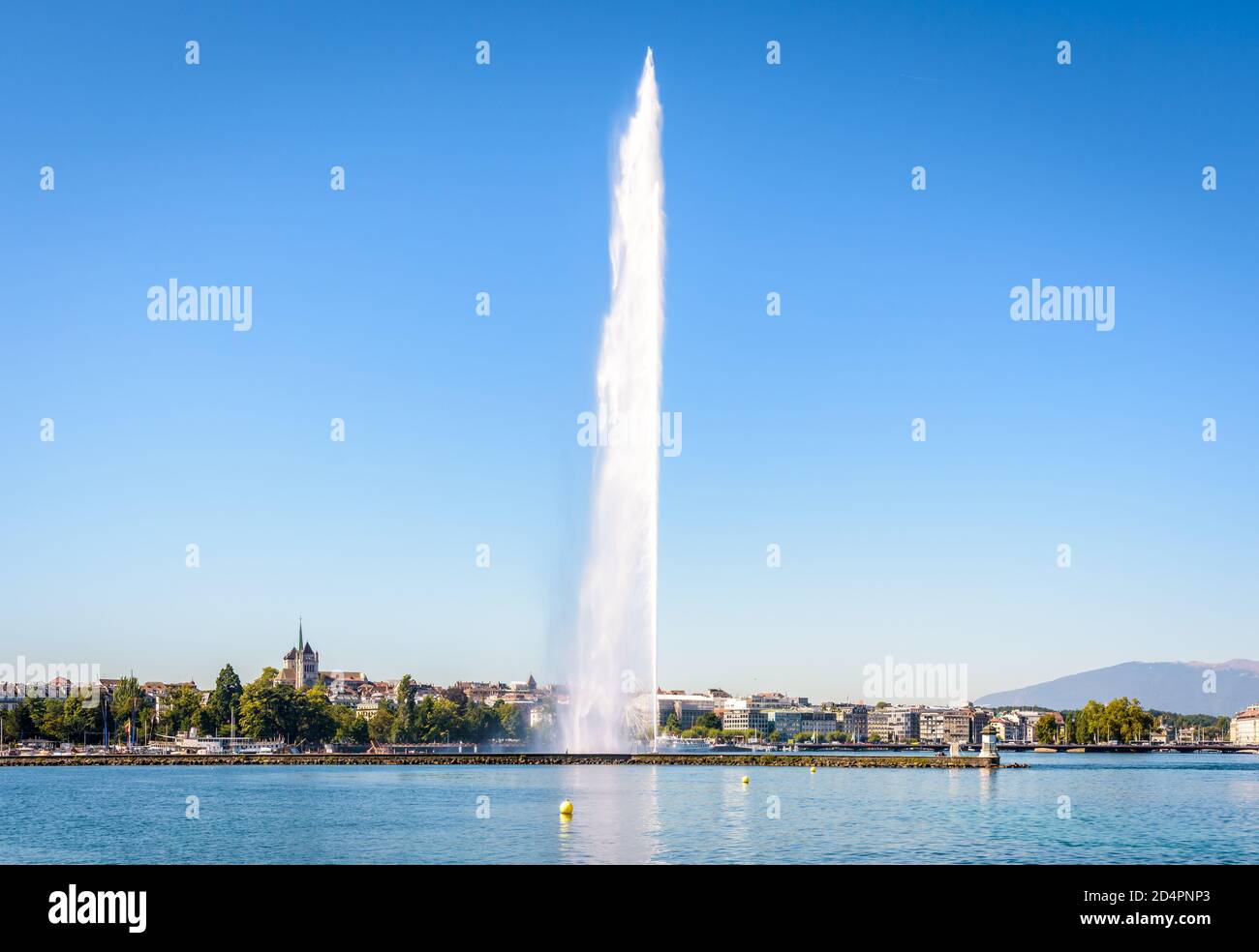 La cattedrale si affaccia sulla città e sulla baia di Ginevra, in Svizzera, con il Jet d'Eau, l'emblematica fontana a getto d'acqua alta 140 metri sul lago Foto Stock