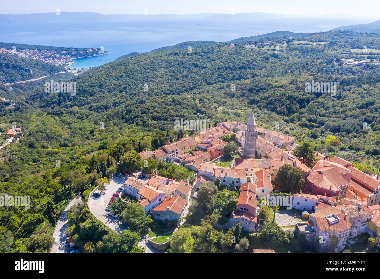 Una vista aerea della città vecchia di Labin, sullo sfondo touristc luogo Rabac, Istria, Croazia Foto Stock