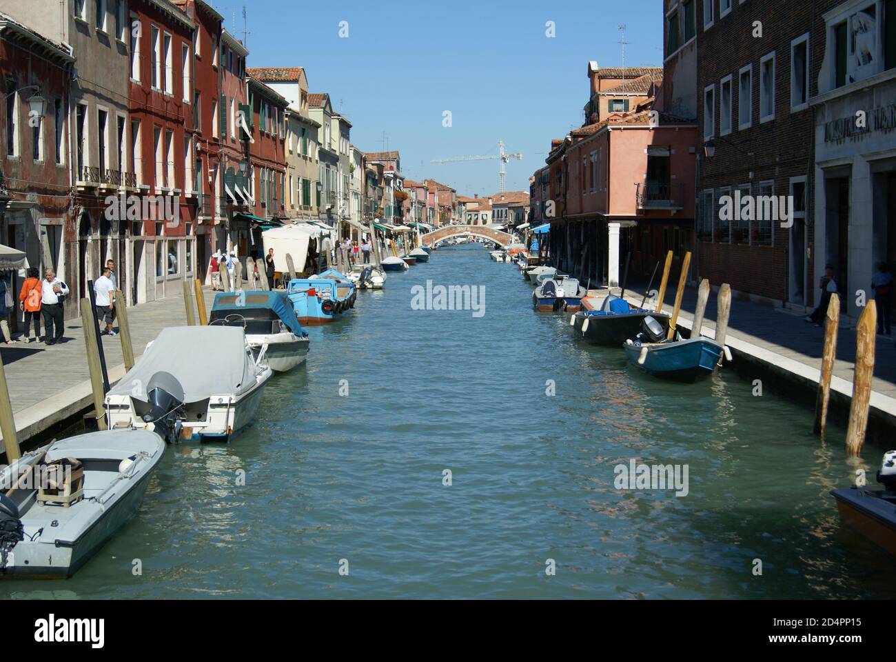 Venezia - Settembre 2010: Barche e chiatte parcheggiate lungo il canale Rio dei Vetrai nell'isola di Murano Foto Stock