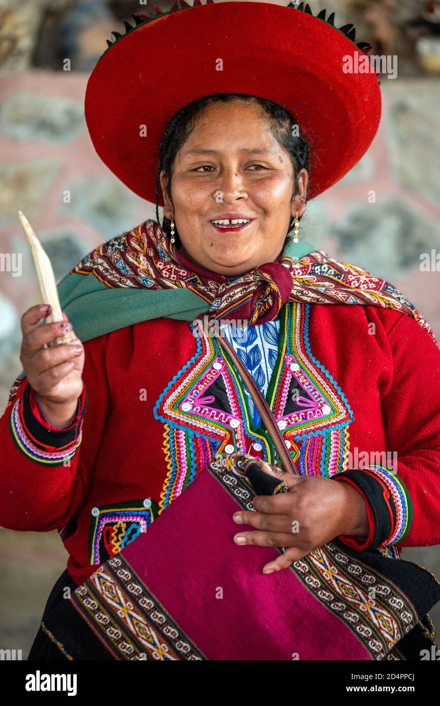 Il quechua donna tessitura dando dimostrazione del processo, Balkon del Inka tessitori co-op, Chinchero, Cusco, Perù Foto Stock