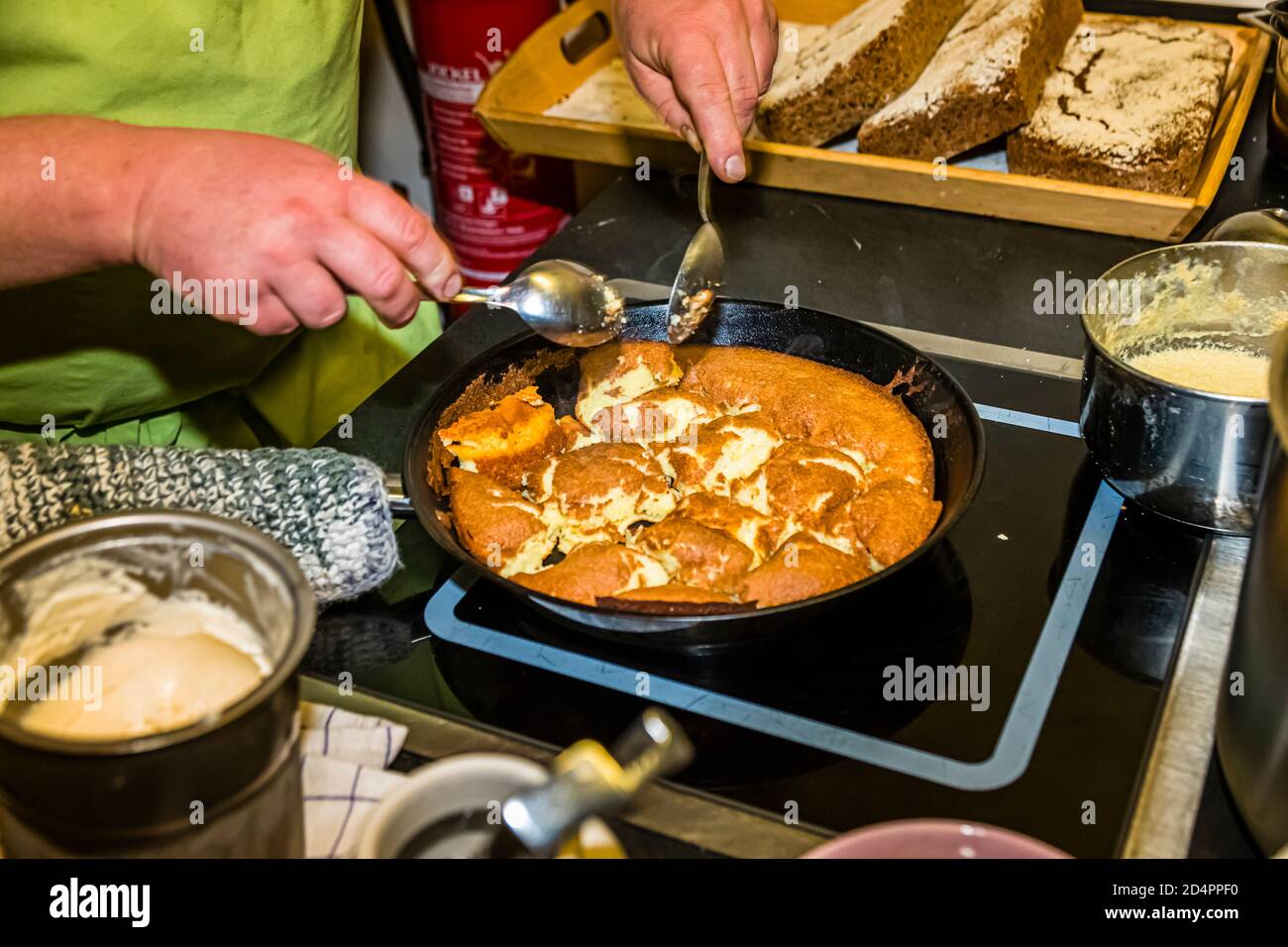 Un sacco di burro, mandorle e uvetta e tre uova per ogni porzione - questa è la base per il successo del Kaiserschmarrn probabilmente migliore a nord delle Alpi. Cena all'Hotel Kavaliershaus, Fincken, Germania Foto Stock