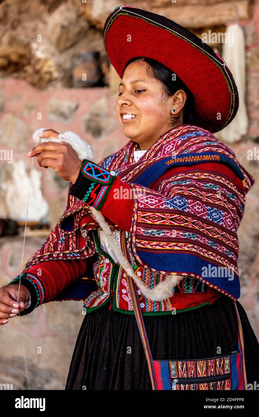 Il quechua donna tessitura dando dimostrazione del processo, Balkon del Inka tessitori co-op, Chinchero, Cusco, Perù Foto Stock