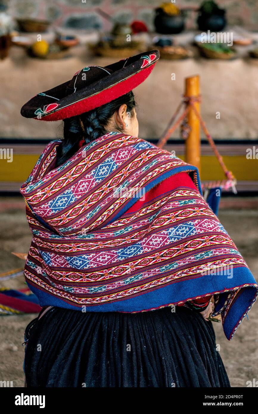 Il quechua donna tessitura uno scialle, Balkon del Inka tessitori co-op, Chinchero, Cusco, Perù Foto Stock