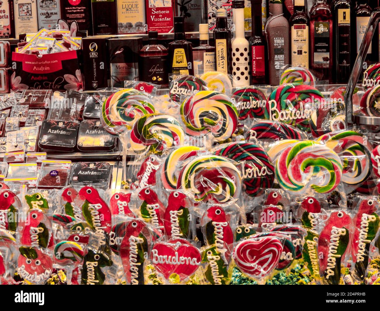 Lollipop colorati in un mercato alimentare a Barcellona Foto Stock