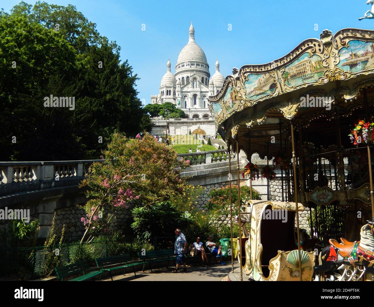 Basilika Sacré-Cœur con una giostra e alberi di fronte esso Foto Stock