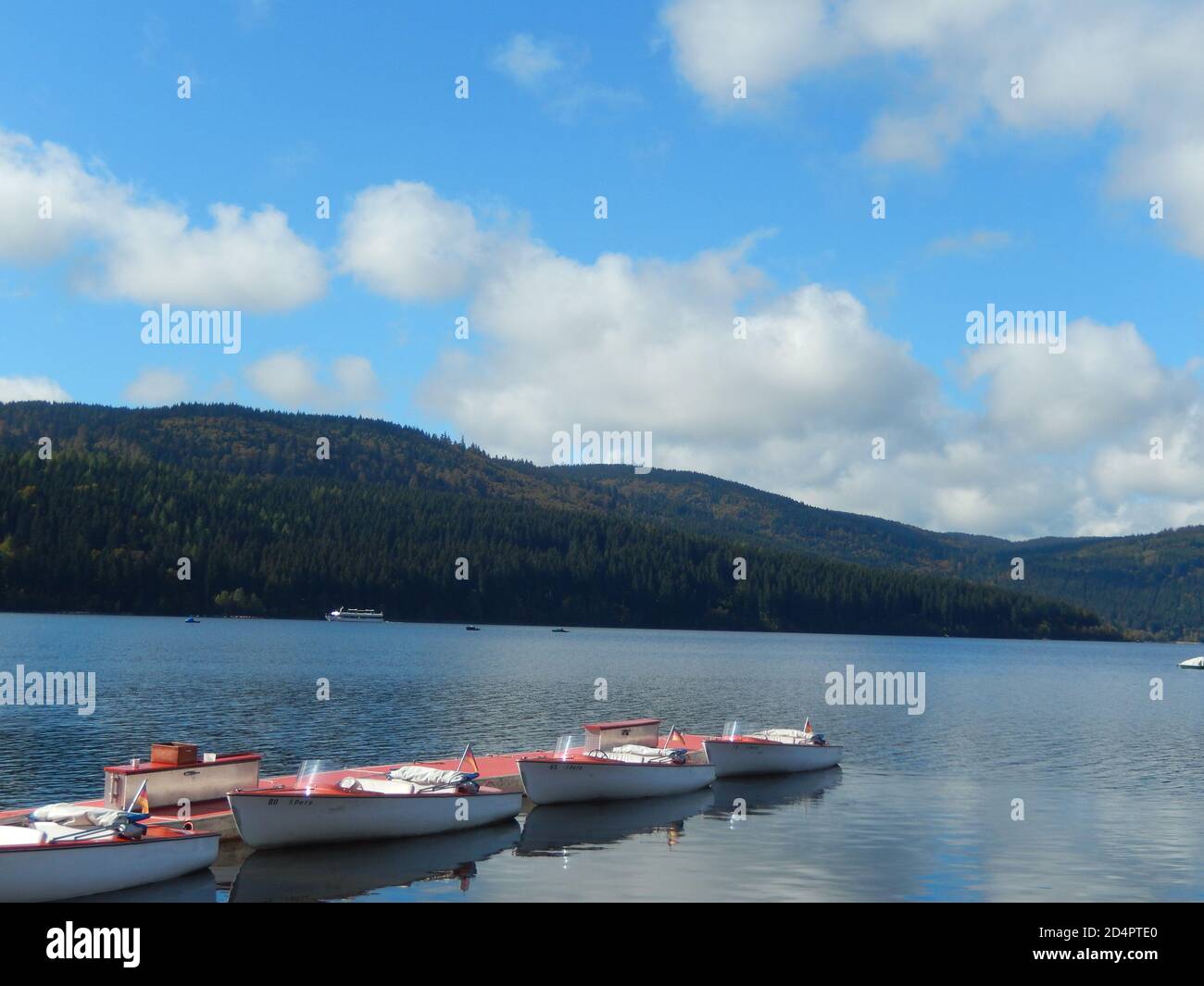 Tre barche su un lago di fronte ad una montagna paesaggio Foto Stock