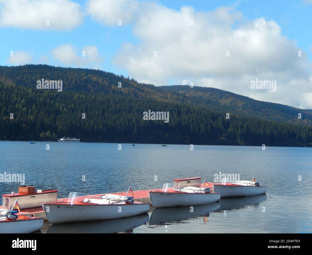 Tre barche su un lago di fronte ad una montagna paesaggio Foto Stock