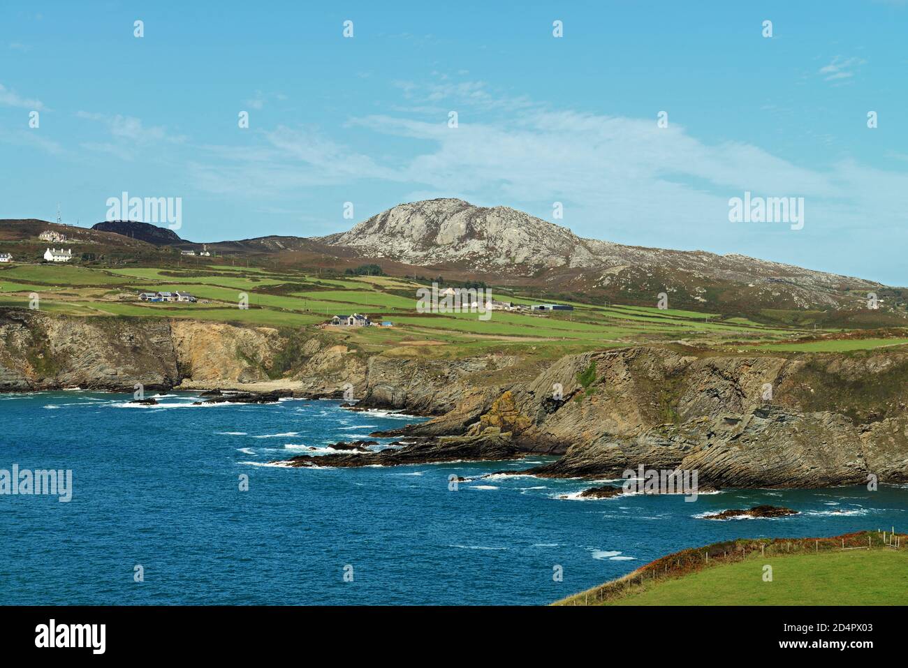 Holyhead Mountain è la montagna più alta sia su Holy Island che su Anglesey nel Galles del Nord. E' composto in gran parte da un antico quartzite precambriana. Foto Stock