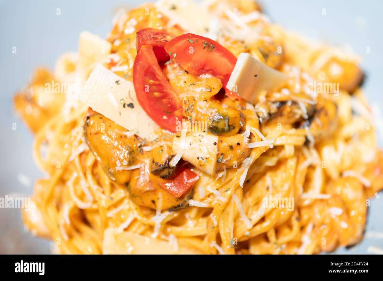 Gustosa e appetitosa pasta italiana di spaghetti con salsa, parmigiano e basilico sul piatto. Foto Stock