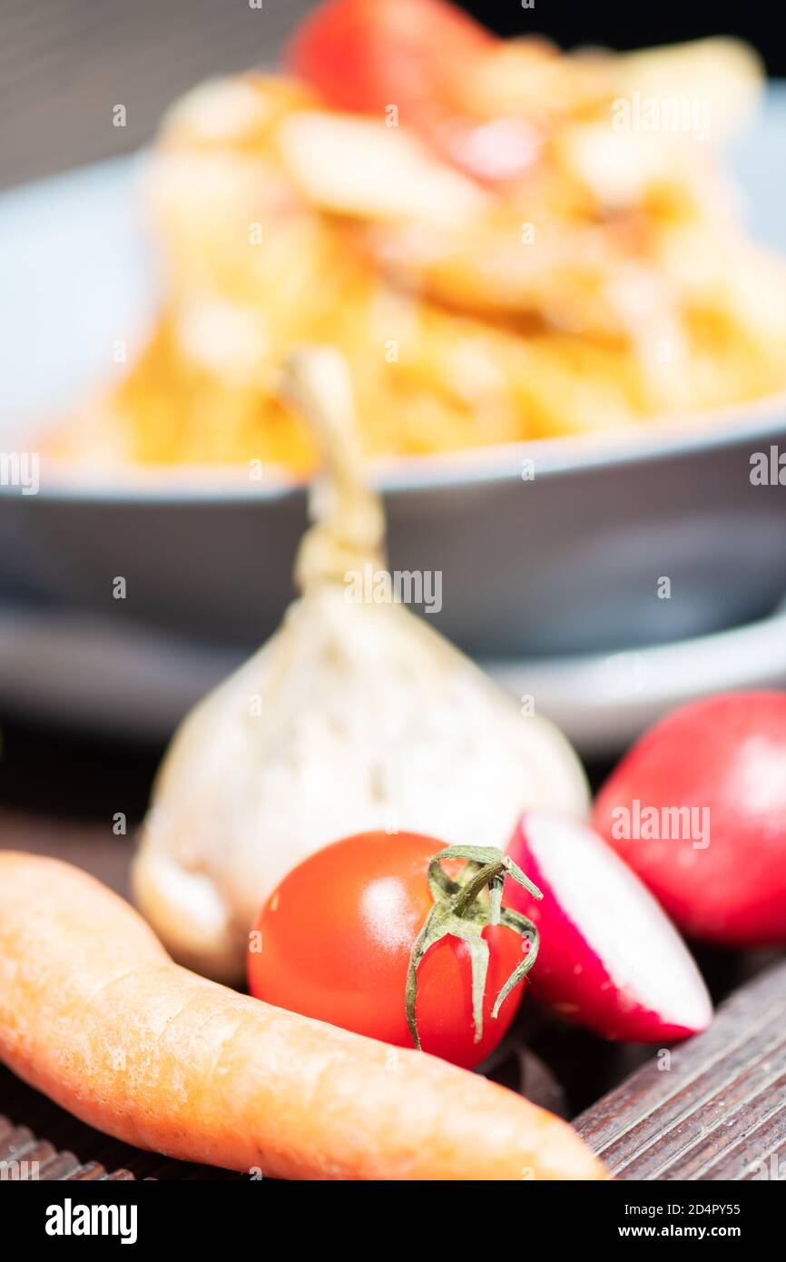 Gustosa e appetitosa pasta italiana di spaghetti con salsa, parmigiano e basilico sul piatto. Foto Stock
