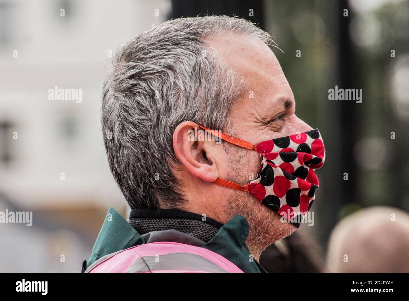 Londra, Regno Unito, 10 ottobre 2020. Gli ambientalisti di XR si aggrappano le mani e sostengono Larch Maxey, ambientalista di lunga data e protettore dell'albero di HS2 Rebellion e LA campagna STOP HS2. Si trova su uno dei pochi alberi rimasti nei pressi della nuova linea di treni ad alta velocità di Hampstead Rd. Credits: Sabrina Merolla / Alamy Live News. Foto Stock