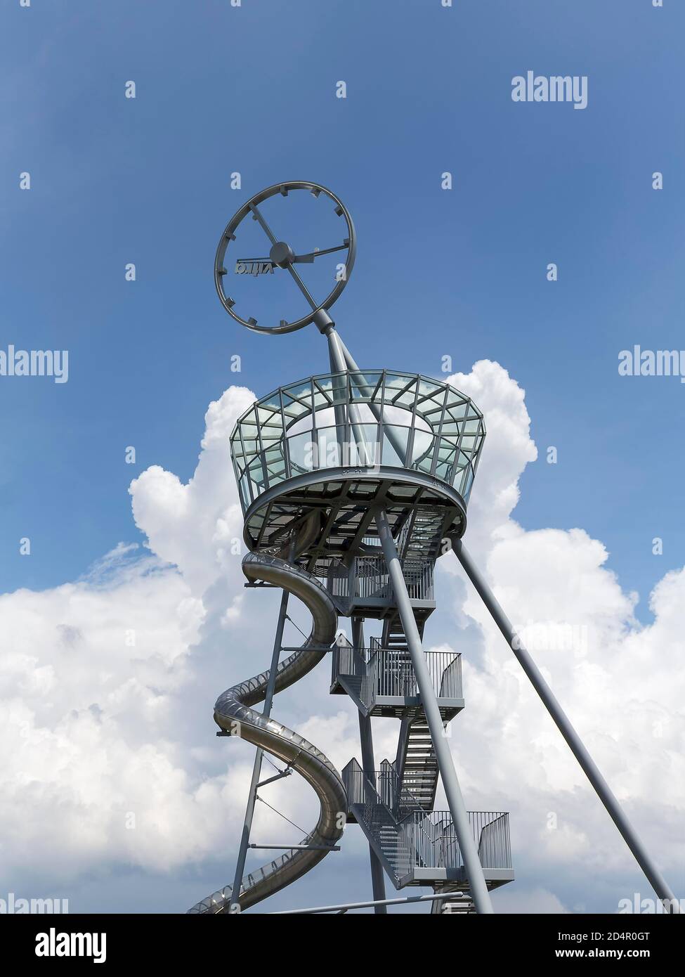 Scivolo, torre di scorrimento Vitra Slide Tower in acciaio con piattaforma di osservazione e grande orologio, artista Carsten Höller, Vitra Campus, Vitra Design Museum, We Foto Stock