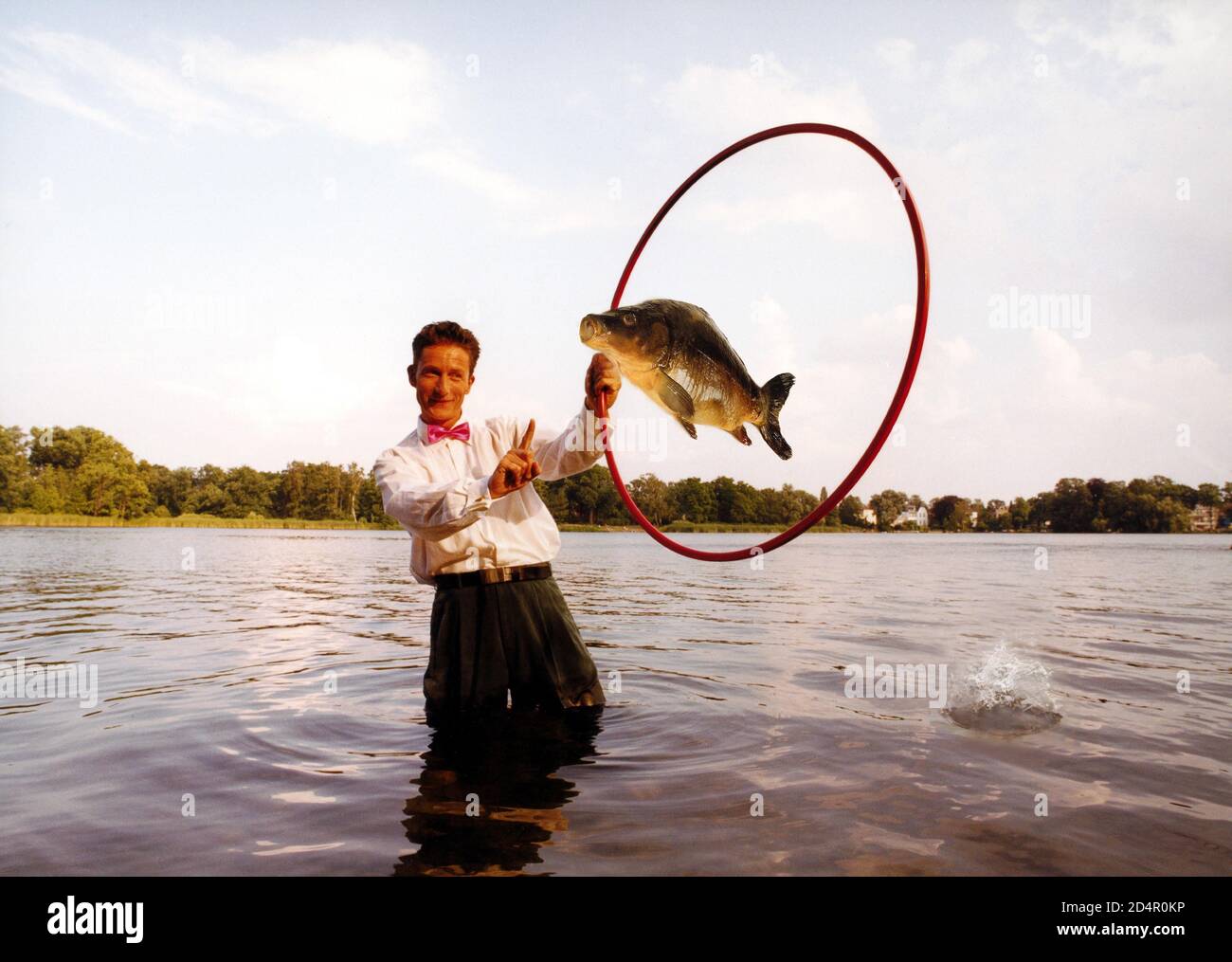 Acrobat, dressage, carpa, lago, pesci salta attraverso un cerchio, Berlino Germania Foto Stock