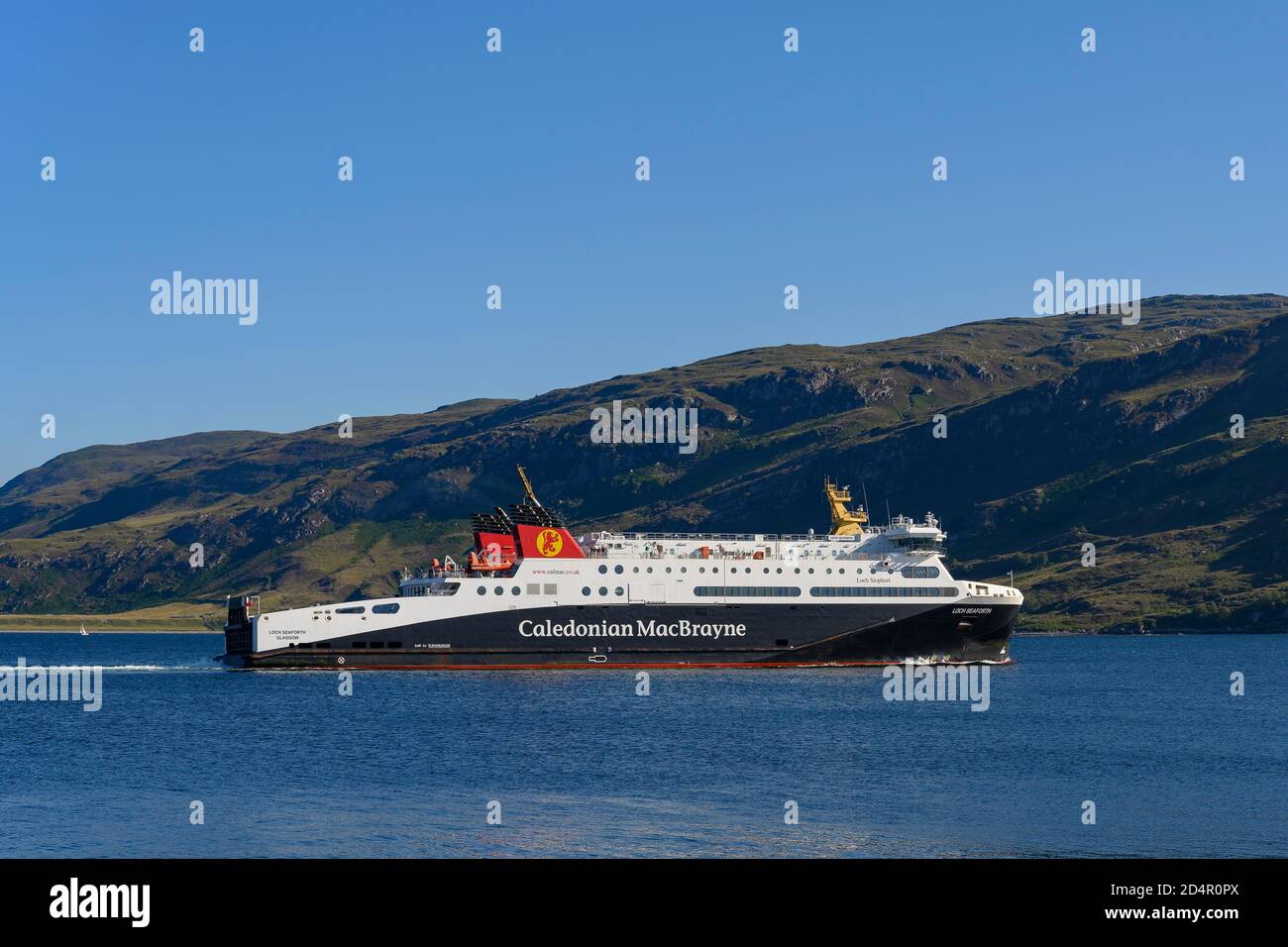 Il traghetto MV Loch Seaforth sulla sua strada da Ullapool alle Ebridi esterne a Stornoway, North West Highlands, Ross e Cromarty, Scozia, United Foto Stock