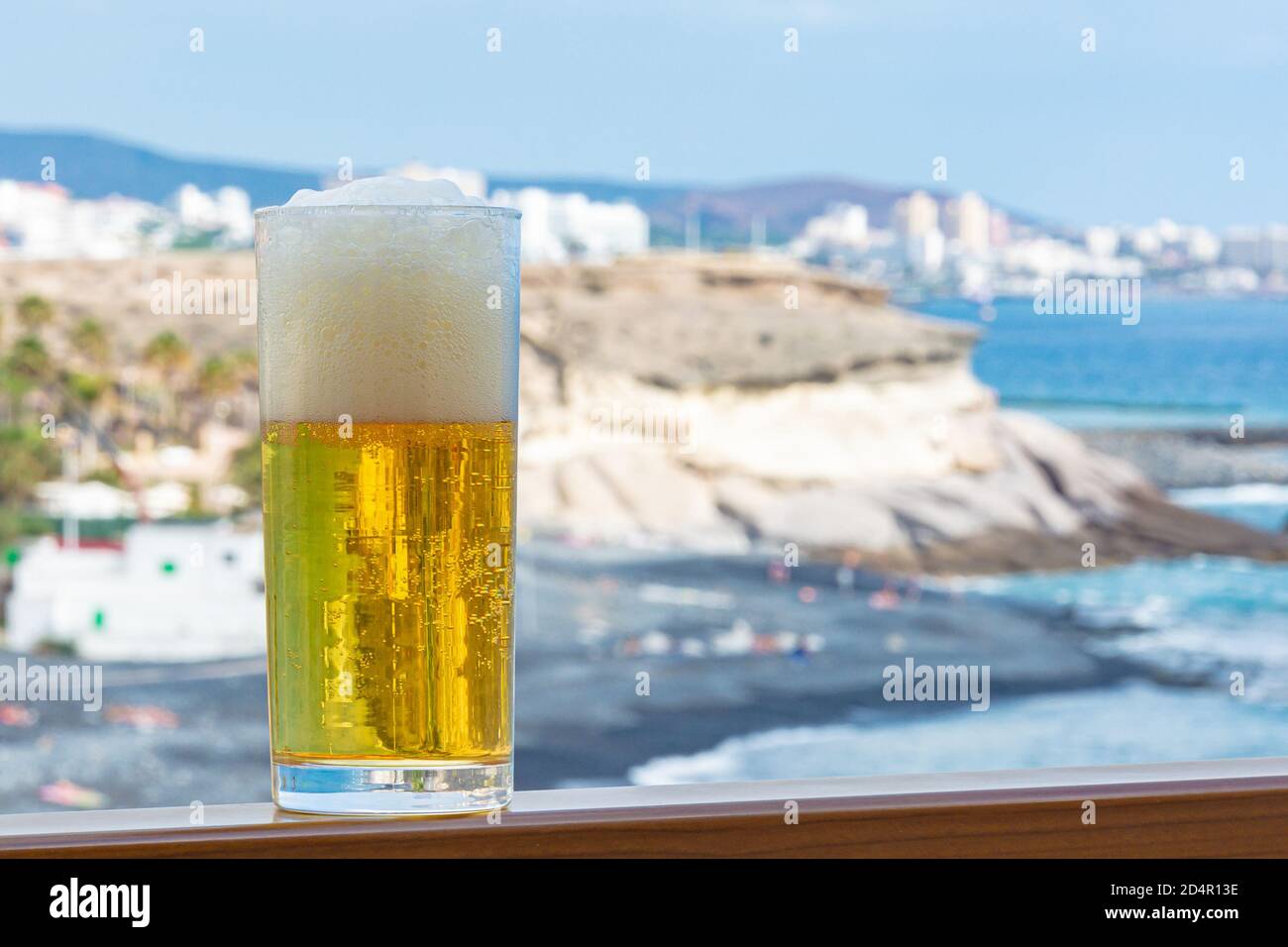 bicchiere di birra schiumosa leggera in primo piano su sfondo sfocato. Foto di scorta Foto Stock