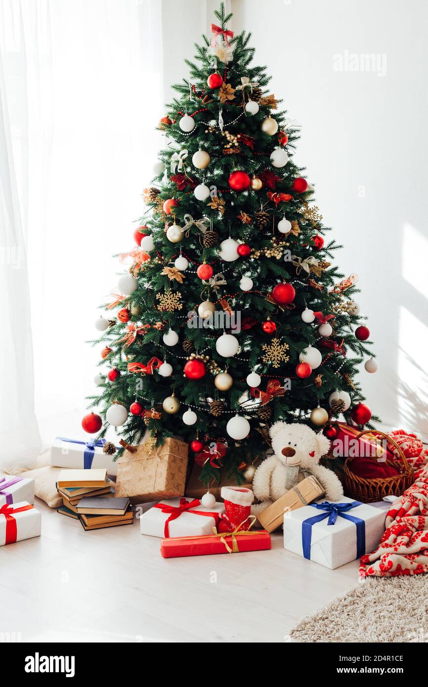 Albero di Natale vicino alla finestra con decorazione regalo per il nuovo  anno interno della casa vacanze Foto stock - Alamy