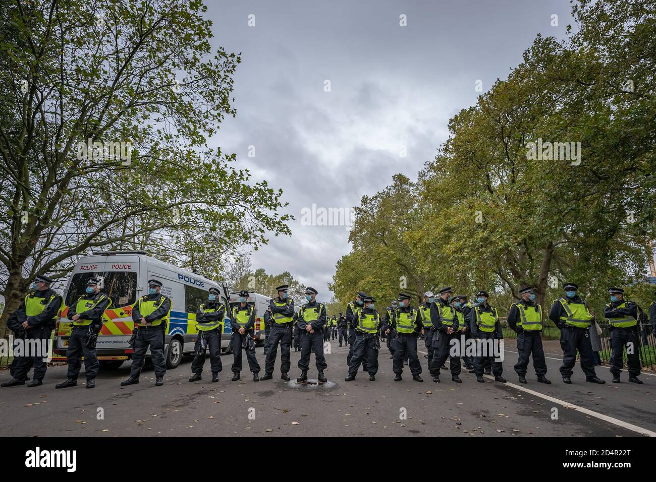 Londra, Regno Unito. 10 ottobre 2020. I manifestanti anti anti anti-civid19 marciano da Hyde Park sotto una forte presenza della polizia per radunarsi di fronte a Downing Street come parte di manifestazioni in corso contro l'attuale governo ha imposto restrizioni Coronavirus. I teorici della cospirazione continuano a sostenere che la pandemia è una bufala e non richiedono ulteriori blocchi, nessuna distanza sociale, nessuna maschera, nessuna traccia e traccia, nessun passaporto sanitario, nessuna vaccinazione obbligatoria e nessuna "nuova normalità". Credit: Guy Corbishley/Alamy Live News Foto Stock