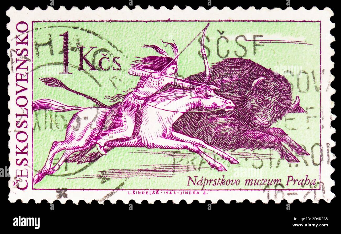 MOSCA, RUSSIA - 28 SETTEMBRE 2020: Francobollo stampato in Cecoslovacchia mostra indiano sulla caccia a cavallo bufalo, indiani della serie del Nord America Foto Stock