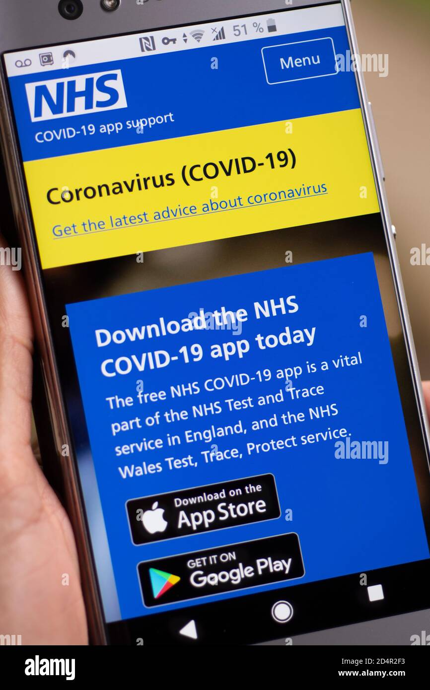 Applicazione NHS COVID, scaricare COVID-19 Contact Tracing NHS App sul telefono cellulare da App Store o Google Play Foto Stock