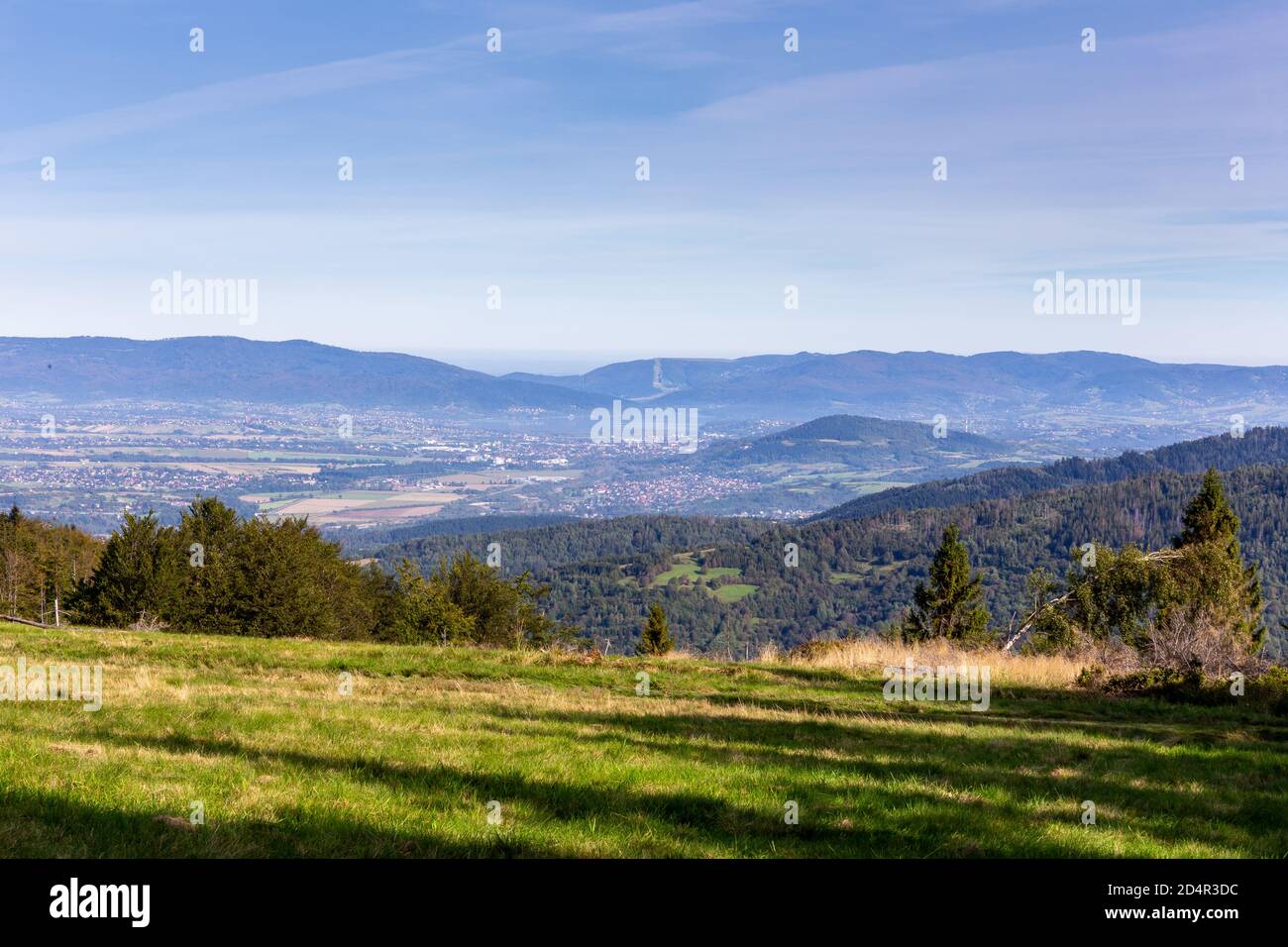 Il paesaggio del bacino dello Zywiec (Valle) nelle montagne di Beskid, in Polonia, con foreste verdi, prati e il lago Zywiec, montagna ZAR, vista dalla collina di Milowka, Foto Stock