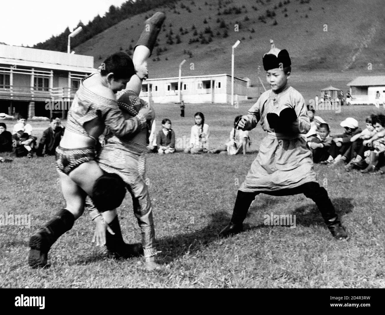 I giovani lottatori mongoli che gareggiano nel tradizionale wrestling delle aquile mongolo, foto scattata nel 1977 Foto Stock