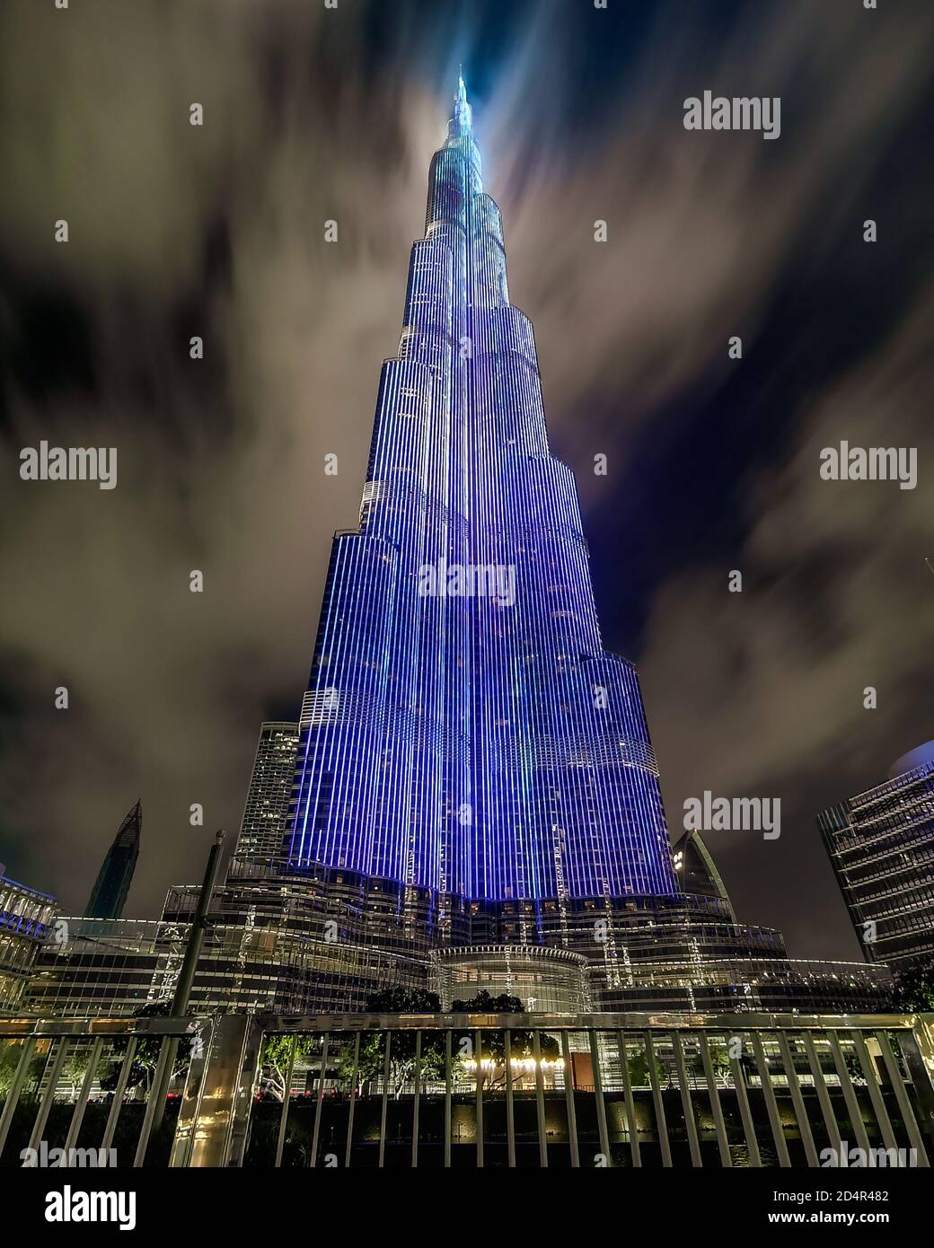 DUBAI, EMIRATI ARABI Uniti - 17 novembre 2018: Vista del Burj Khalifa Light Show nel centro di Dubai. Foto Stock