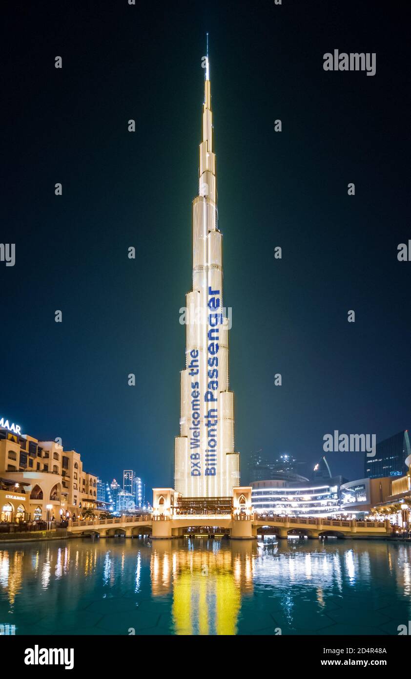 DUBAI, EMIRATI ARABI Uniti - 21 dicembre 2018: Il lightshow di Burj Khalifa celebra la pietra miliare dell'aeroporto DXB. Foto Stock