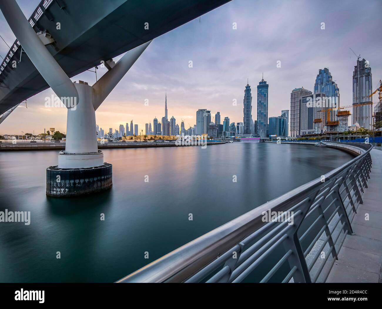 DUBAI, EMIRATI ARABI Uniti - 18 maggio 2019: Skyline del canale acquatico di Dubai, con Burj Khalifa dopo l'alba. Foto Stock