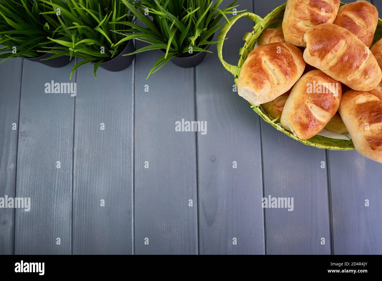 Pane al latte. Cestino con pane al latte tradizionale appena sfornato e preparato con pasta e burro. Foto Stock