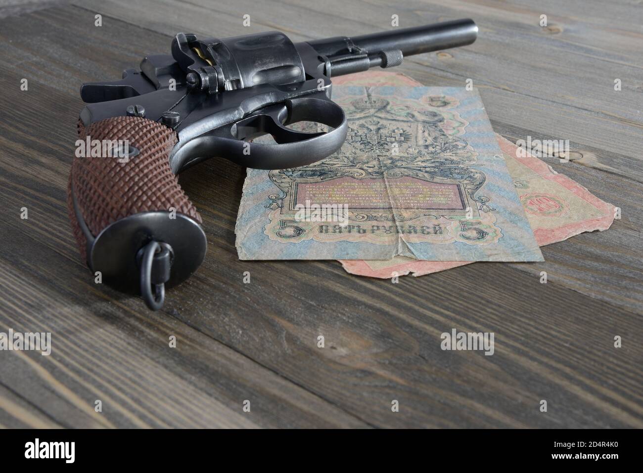 Banconote e rivoltatore della Russia imperiale su vecchio tavolo di legno Foto Stock