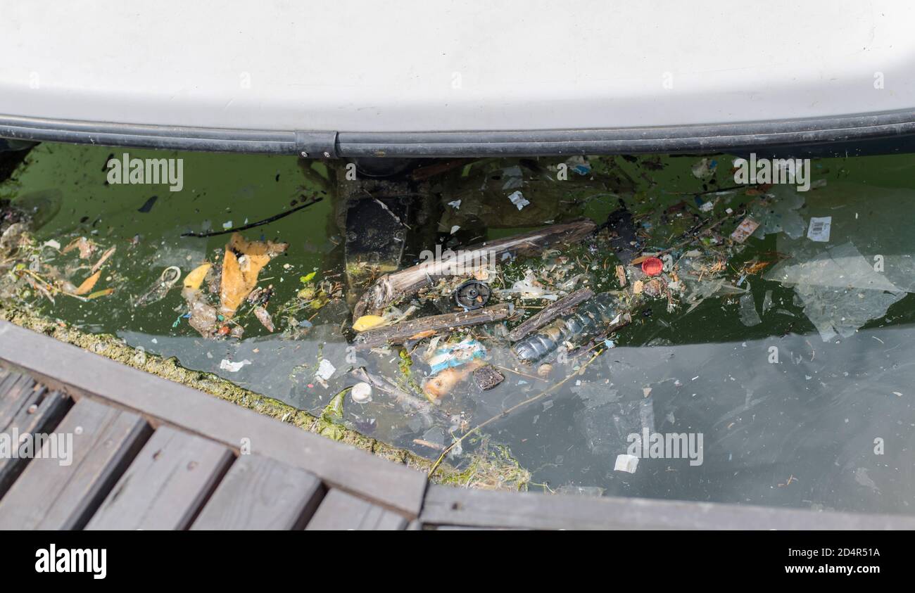 Un mucchio disgustoso di inquinamento galleggia in mare sotto la barca. Foto Stock